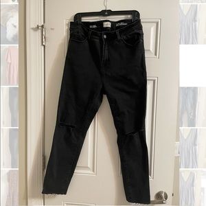 Black Skinny Jeans with Ripped Knees